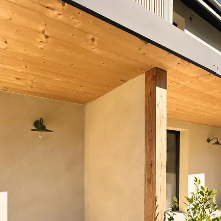 Le Bain Sauvage - & - Pyrenees Hotel