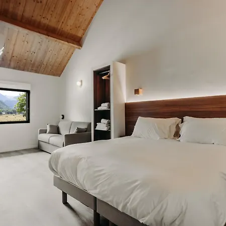 Le Bain Sauvage - & - Pyrenees Bedous